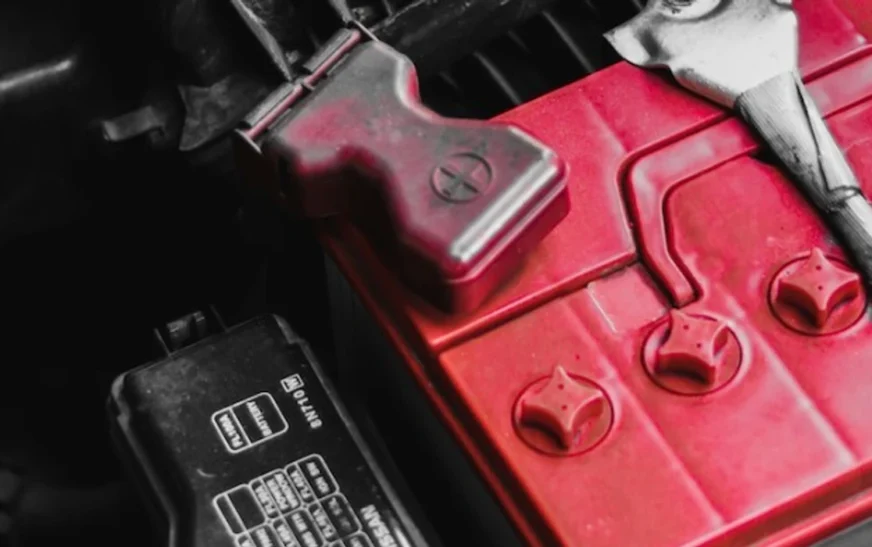 automobilat-moderne-dhe-zevendesimi-i-akumulatorit-–-pse-eshte-me-mire-qe-kjo-pune-t’u-lihet-specialisteve?!