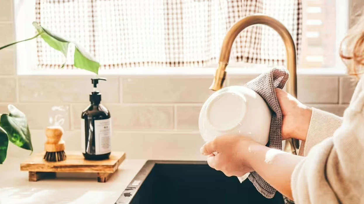 Truku pesë minutësh për të larguar aromën e keqe nga lavamani