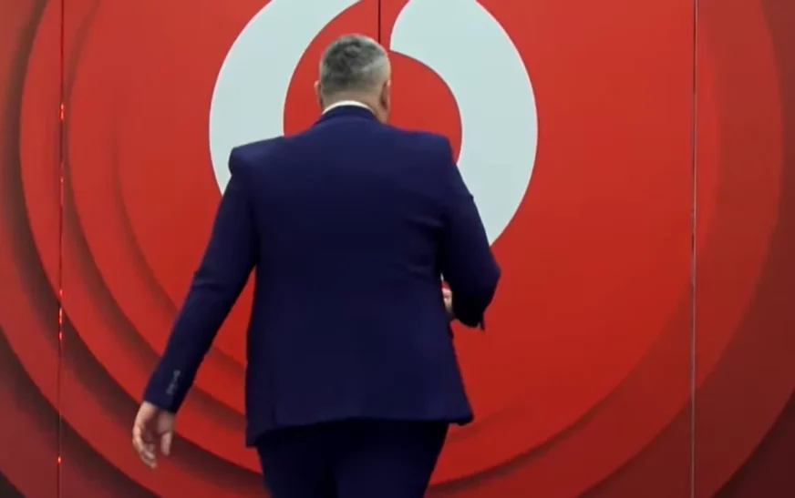 “Hapeni derën!” – Pas komentit të Monika Kryemadhit, Rogerti ngrihet dhe largohet menjëherë nga shtëpia e BBVA-së