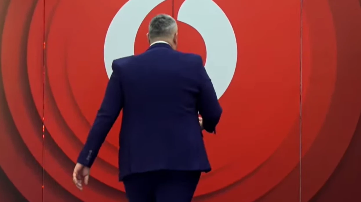 “Hapeni derën!” – Pas komentit të Monika Kryemadhit, Rogerti ngrihet dhe largohet menjëherë nga shtëpia e BBVA-së