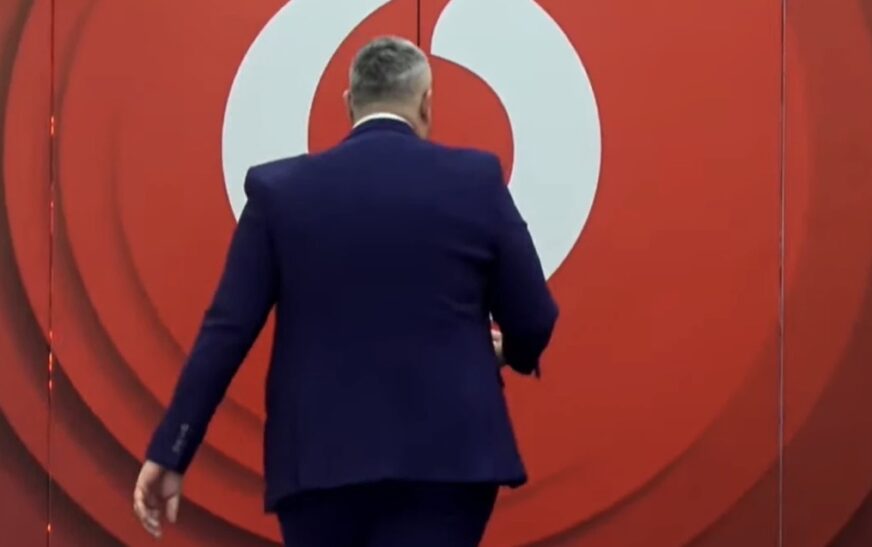 “Hapeni derën!” – Pas komentit të Monika Kryemadhit, Rogerti ngrihet dhe largohet menjëherë nga shtëpia e BBVA-së