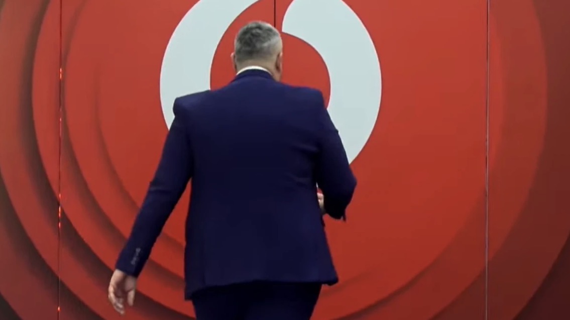 “Hapeni derën!” – Pas komentit të Monika Kryemadhit, Rogerti ngrihet dhe largohet menjëherë nga shtëpia e BBVA-së