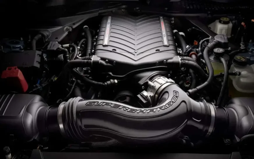 vegla-e-re-e-superkompresorit-te-motorit-te-ford-e-shnderron-mustangun-ne-nje-superveture