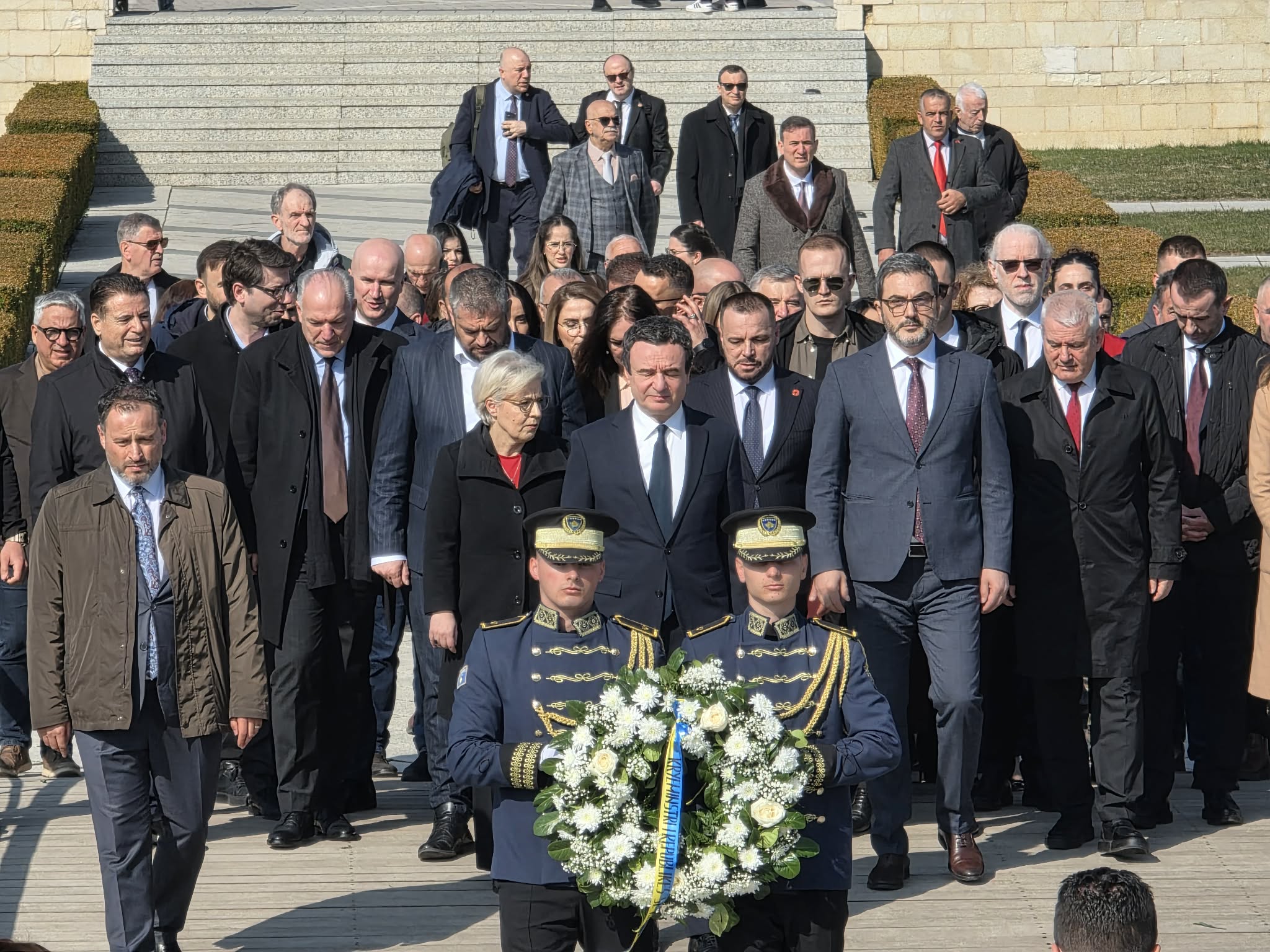 Kurti me kabinetin qeveritar bën homazhe në Prekaz