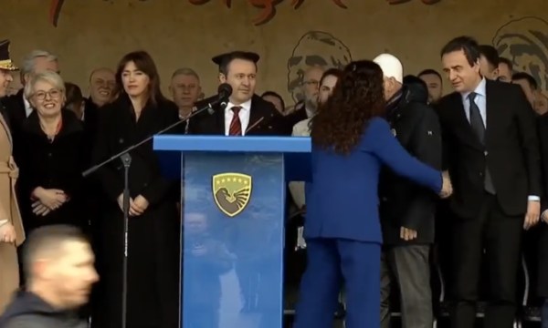 S’i shmangen dot njëri-tjetrit, Kurti e Osmani me përshëndetje të ftohtë