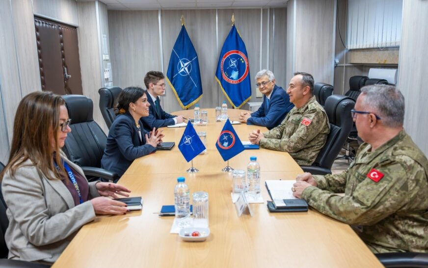 Komandanti i KFOR-it diskuton situatën e sigurisë në Kosovë me përfaqësuese të NATO-s