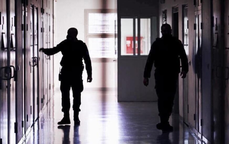 Suspendohet zyrtari i Qendrës Korrektuese në Dubravë, dyshohet se plagosi një person