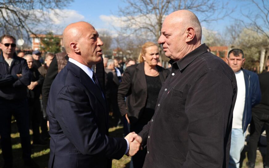 Ramush Haradinaj në varrimin e nipit të Agim Çekut