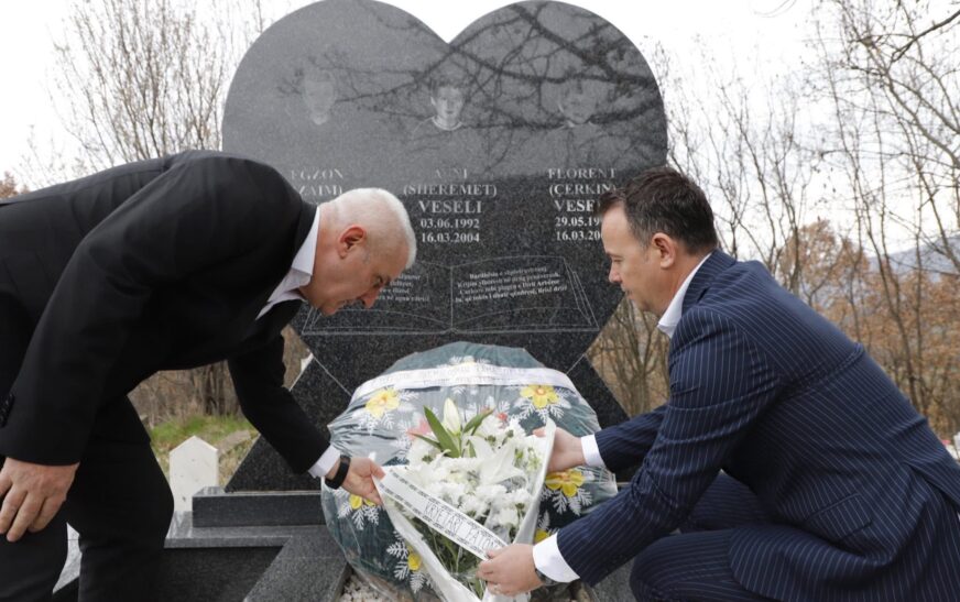 Sveçla e Peci homazhe për viktimat e trazirave të marsit në Mitrovicë të Jugut