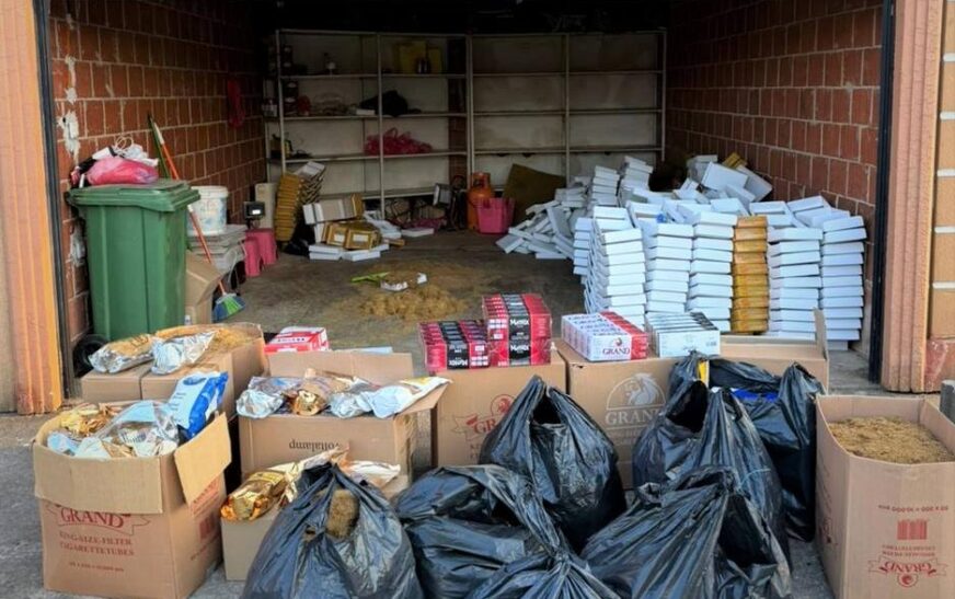 Policia me Doganën zbulojnë një lokacion të grumbullimit të mallrave kontrabandë