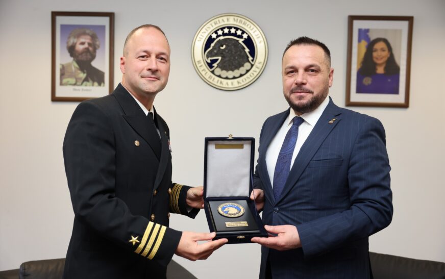 Maqedonci pret shqiptarin që drejton anijen luftarake amerikane USS Pearl Harbor