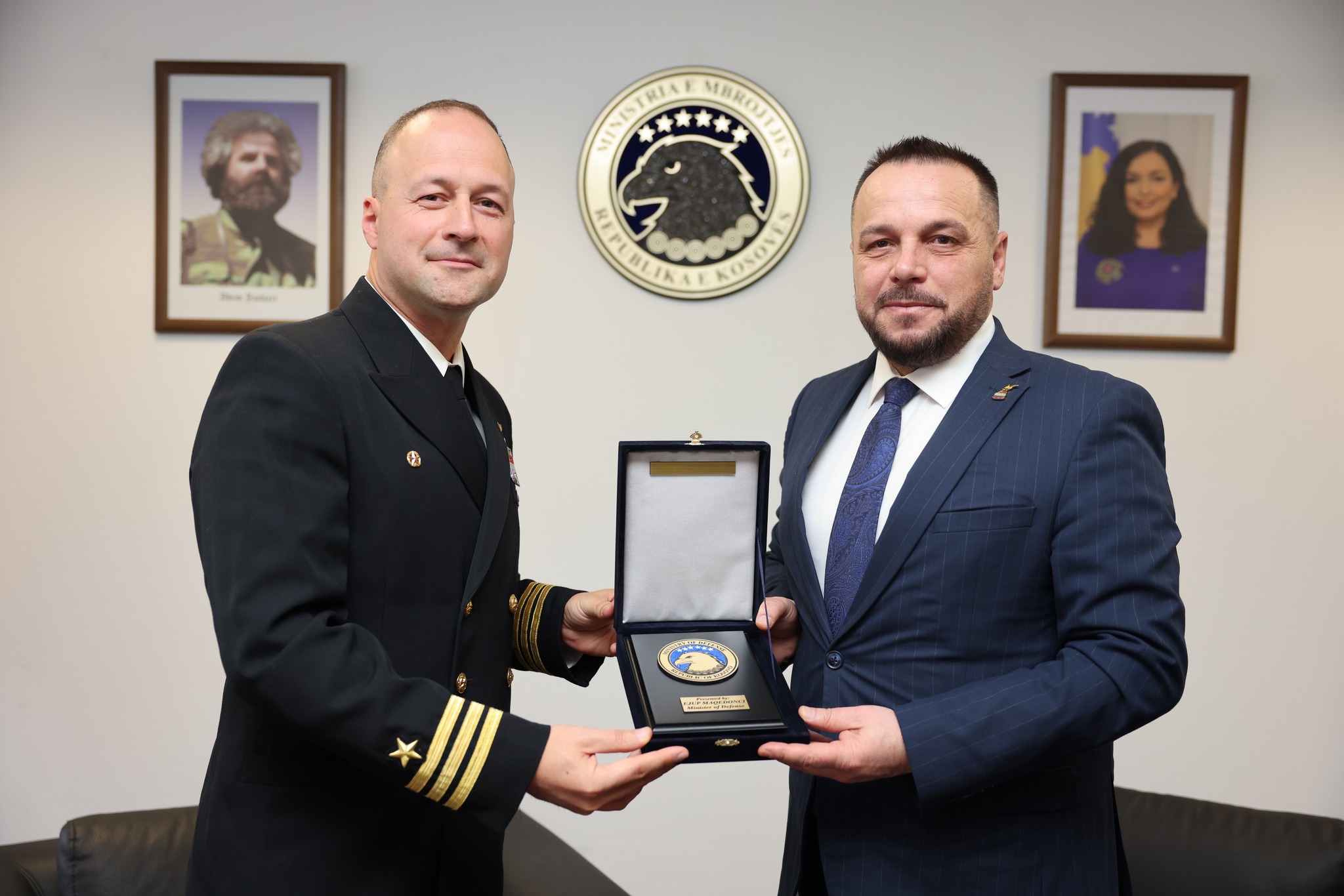 Maqedonci pret shqiptarin që drejton anijen luftarake amerikane USS Pearl Harbor