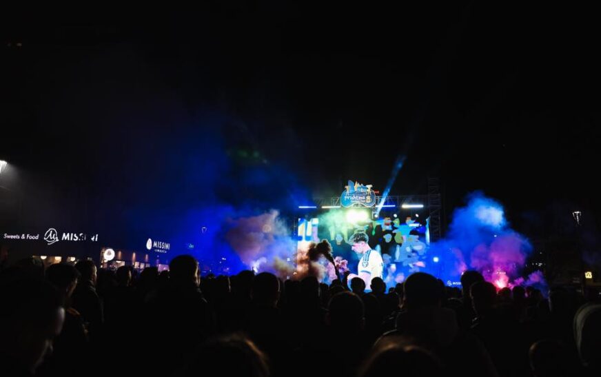 Ndeshja historike për Botëror transmetohet në tri ekrane gjigante në Prishtinë