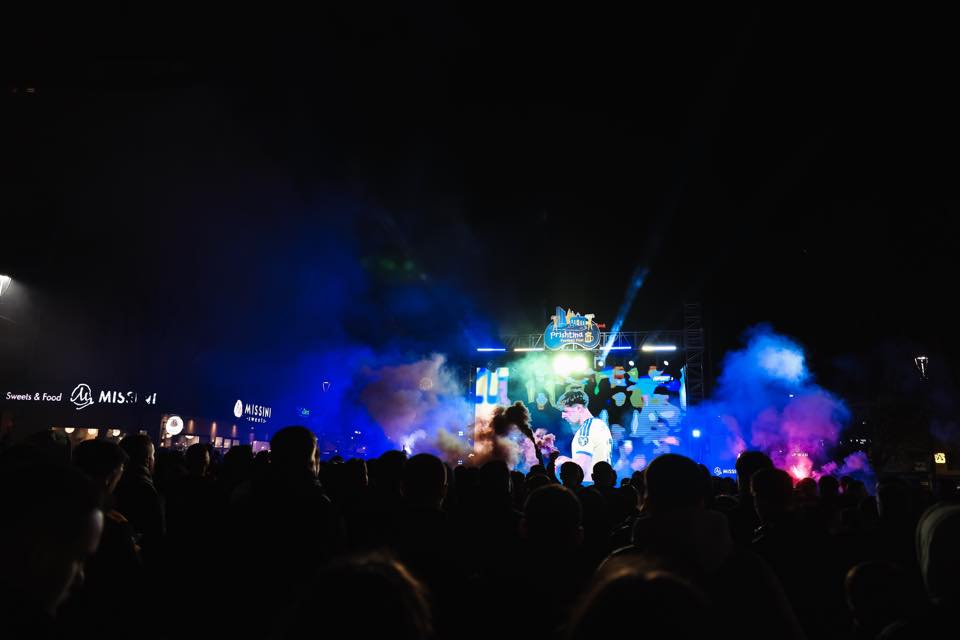 Ndeshja historike për Botëror transmetohet në tri ekrane gjigante në Prishtinë