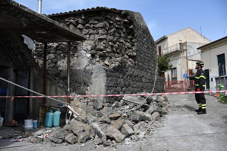 Lëkundje të forta në Itali, mbyllen shkollat në Catania – mbi 600 raportime për dëme