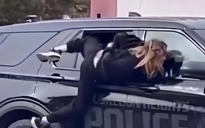 Arratisje spektakolare në SHBA: Gruaja me pranga në duar largohet nga dritarja e makinës së policisë (Video)