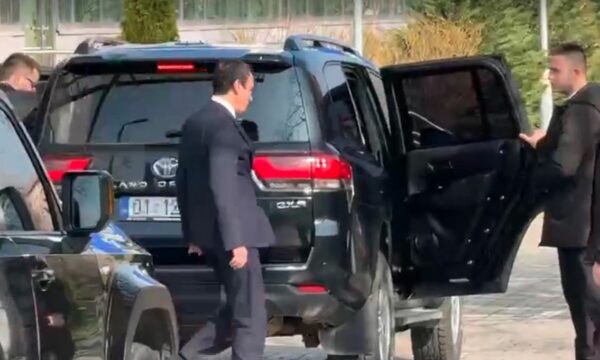 Pas takimit me ambasadorët, Kurti niset për Prekaz