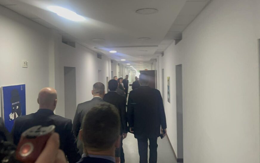 Kurti takohet sërish me Abdixhikun