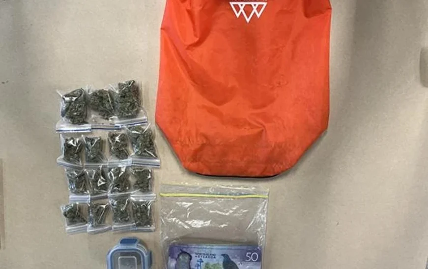 Çanta me marihuanë e para aksidentalisht dhurohet për bamirësi