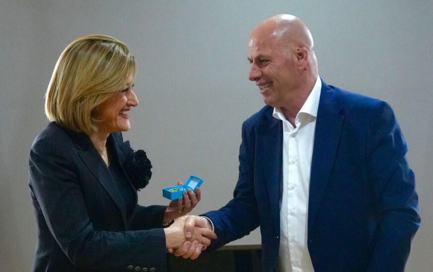 Kryetari Lladrovci pret në takim ministren Mimoza Kusari-Lila