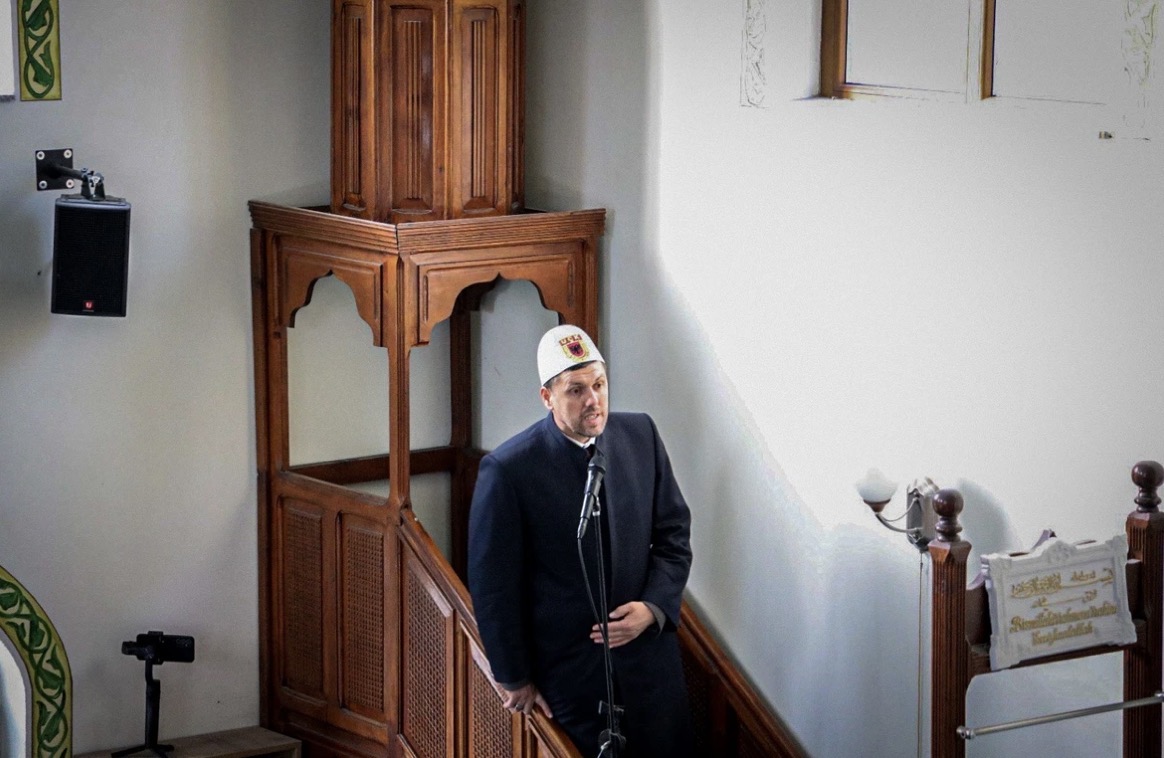 Besimtarët falin Bajramin në Prizren me plisa në kokë