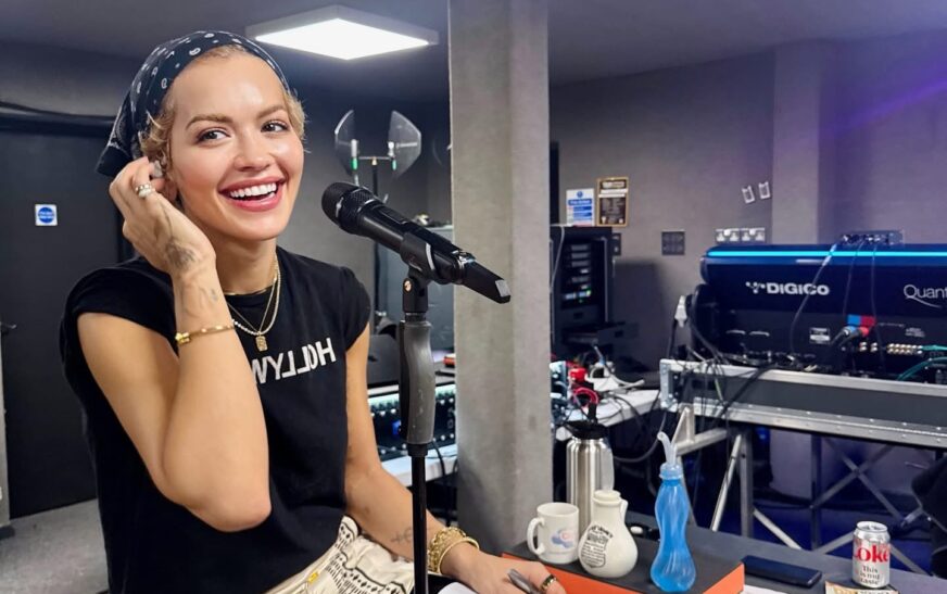 Rita Ora rikthehet në studio, paralajmëron muzikë dhe shumë koncerte