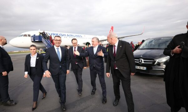 Ministri i Sportit i Turqisë pritet zyrtarisht, pas ardhjes në Kosovë