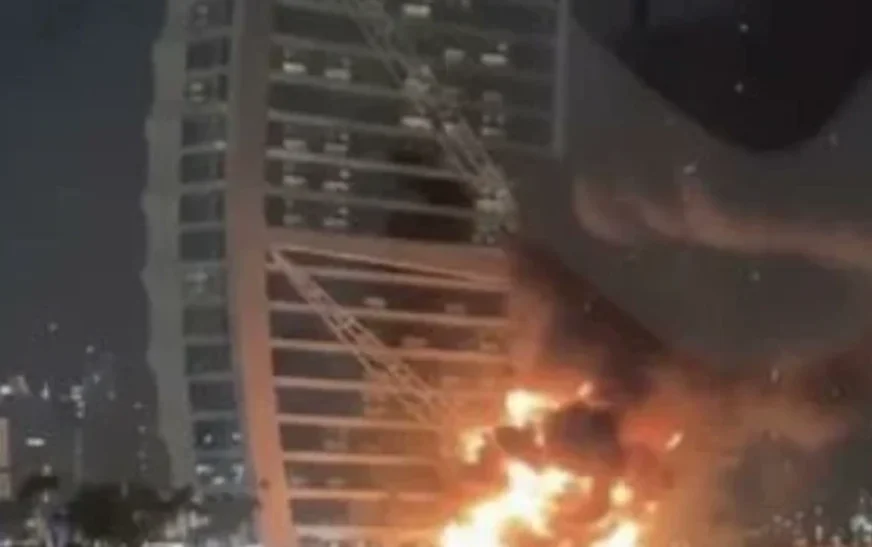 Burj Khalifa goditet nga droni iranian, pamje