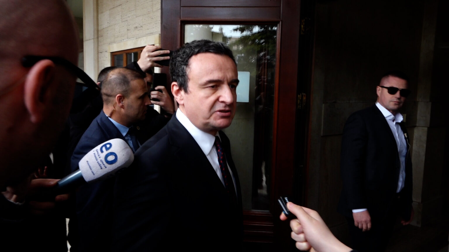 Kurti pyetet pse nuk po e kandidon Vjosa Osmanin për presidente