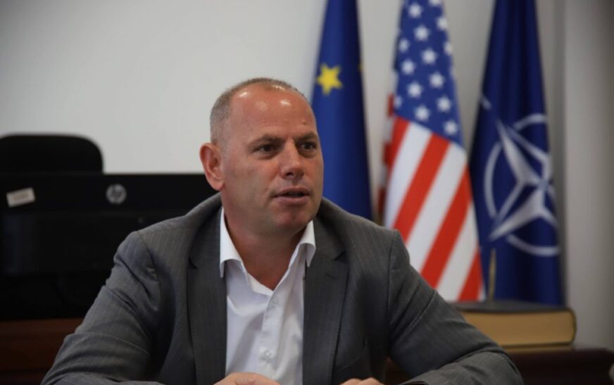 Lladrovci: Kur e drejton njërin gisht nga dikush, mos harro, tre i ke nga vetja