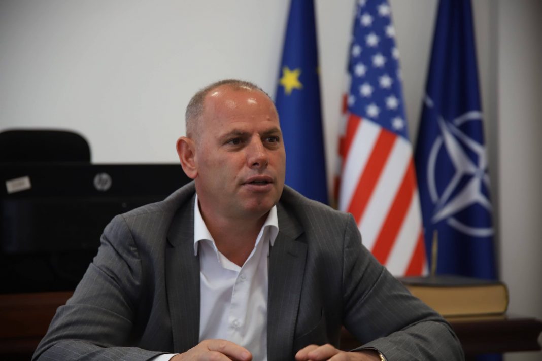 Lladrovci: Kur e drejton njërin gisht nga dikush, mos harro, tre i ke nga vetja