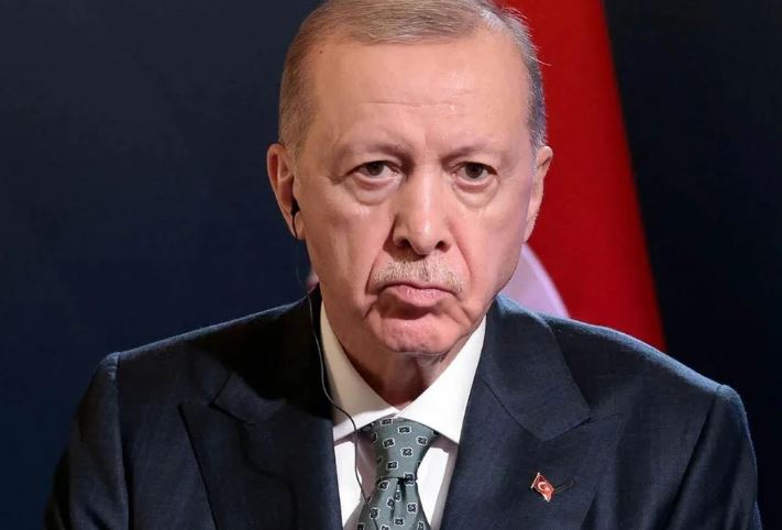 Erdogan bisedë telefonike në Macron: Zgjatja e konfliktit do të sillte destabilizim jo vetëm në rajon, por për të gjithë botën