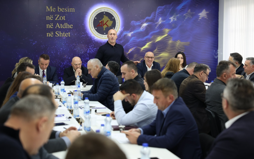 AAK-ja pezullon zgjedhjet e brendshme, fokusohet në zgjedhjet e jashtëzakonshme