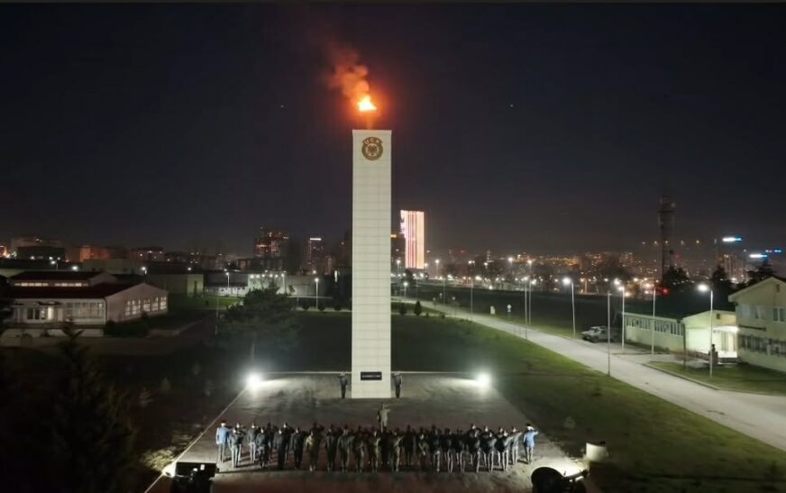 FSK ndez flakadanin në kazermën “Adem Jashari” në përmbyllje të shënimit të 28-vjetorit të Epopesë së UÇK-së