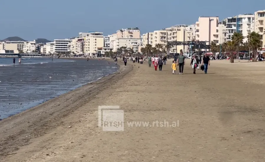 Fundjavë pranverore pranë detit në Durrës, shëtitje dhe larje në det