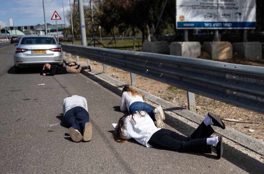 Izraelitët strehohen në rrugë nga sulmet iraniane