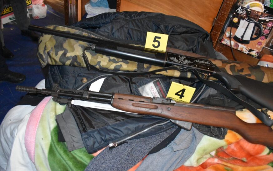 Brenda një jave, Policia e Pejës sekuestron armë e municion – disa të dyshuar në hetim