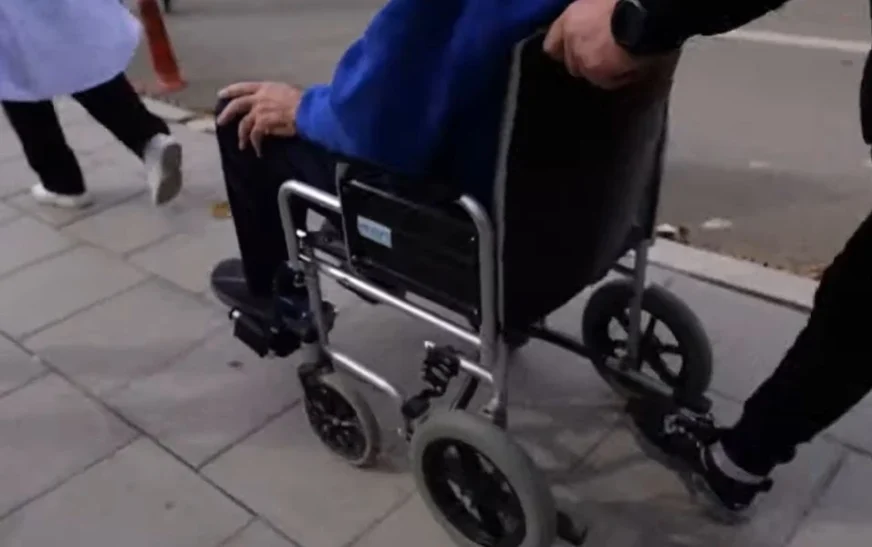 Pajisjet ndihmëse për personat me paralizë nuk dorëzohen në shtëpi, përfituesit paguajnë transportin