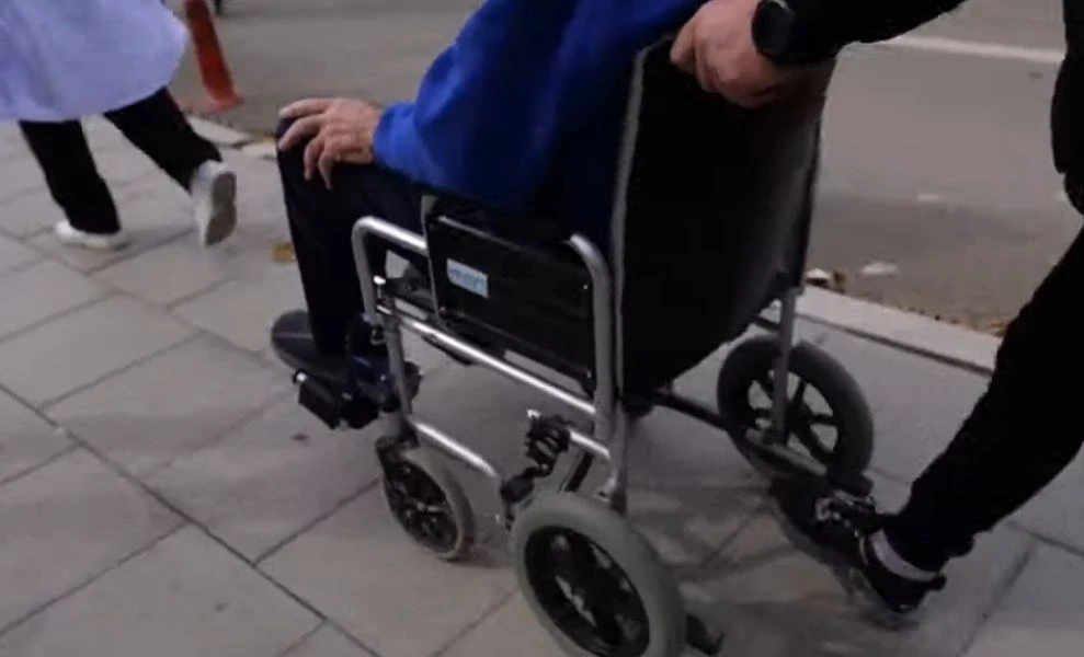 Pajisjet ndihmëse për personat me paralizë nuk dorëzohen në shtëpi, përfituesit paguajnë transportin
