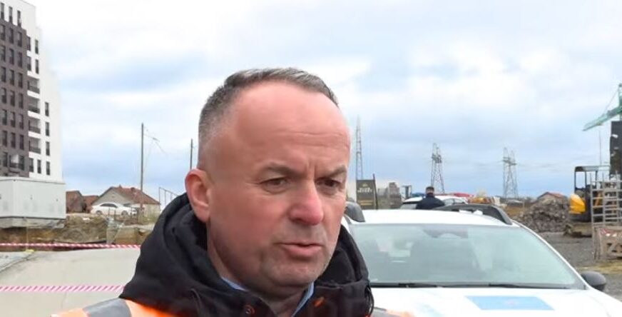 Shembja e rrugës në Prishtinë, dyshohet se ka pasur rrjedhje të ujit – intervistohet pronari i ndërtesës