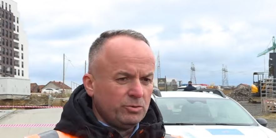 Shembja e rrugës në Prishtinë, dyshohet se ka pasur rrjedhje të ujit – intervistohet pronari i ndërtesës