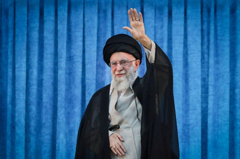 Momenti dramatik në Teheran: Ekipet e shpëtimit nxjerrin Khamenei-n nga rrënojat (raportohet)