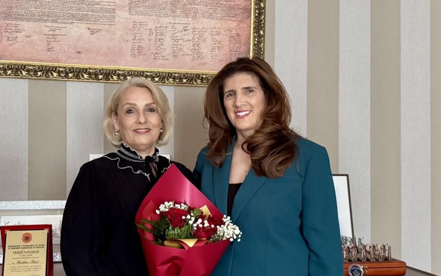 Musliu viziton gruan e ish-presidentit Thaçi për 8 Mars: Kujtuam sakrificat dhe qëndresën e grave shqiptare