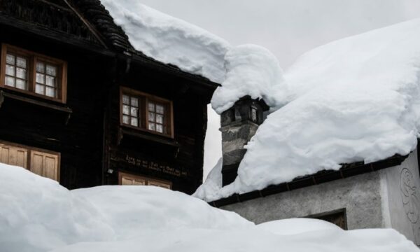 Bora “pushton” Alpet zvicerane: deri në 1 metër reshje për 24 orë