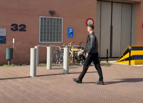 Shefi i deputetëve të PDK-së viziton Thaçin e Veselin në Hagë