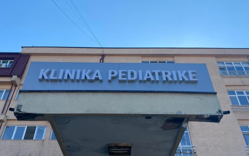 Dyshime për kequshqyerje, fëmija 5 vjeçar nga Lipjani dërgohet në gjendje të rënduar shëndetësore dhe psikologjike në QKUK
