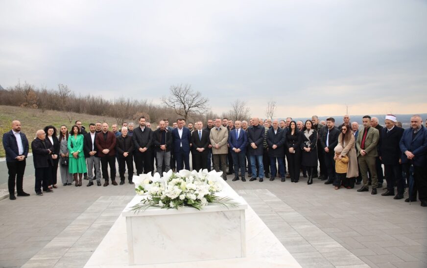 LDK bën homazhe te varri i ish-kryetarit të Istogut, Haki Rugova