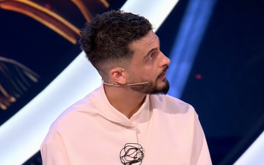 Momenti kur Gimbo kupton se Gjesti është në burg