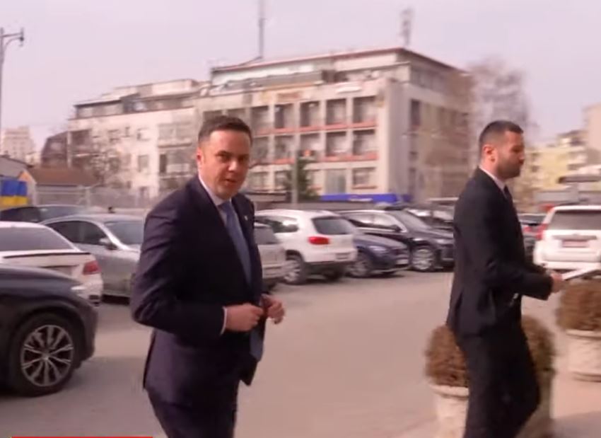 Afati i Presidentit, Abdixhiku arrin në Kuvend për takim me Kurtin