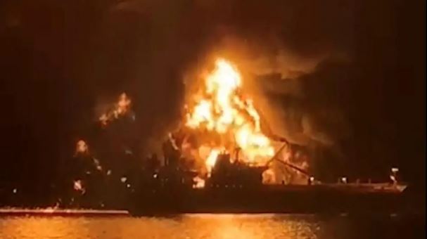 Tri anije mallrash sulmohen në Gjirin Persik